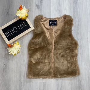 Lemon tree faux fur vest sz M